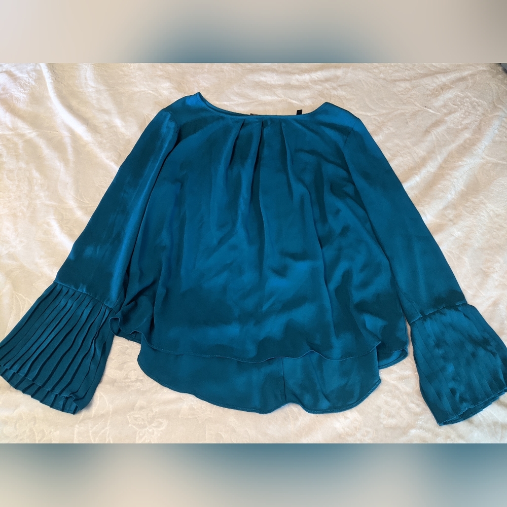 Cute loose fitting flare sleeve top